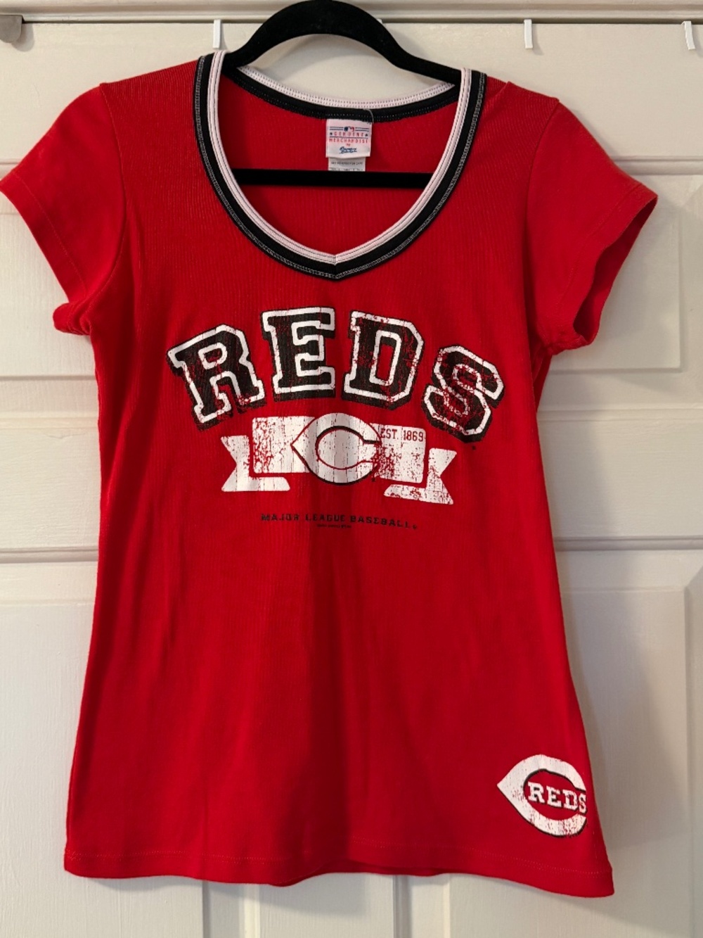 MLB Cincinnati Reds Women's Large Tee Shirt V-Neck Graphic Official Merchandise